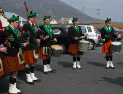 ie20030420-achill-easterparade-02-gieltyhouse-w