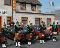 ie20030420-achill-easterparade-03-flytheflag-w