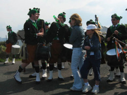 ie20030420-achill-easterparade-10-drumwiththis-w