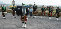 ie20030420-achill-easterparade-11-inthemiddle-w