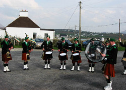 ie20030420-achill-easterparade-18-braebackground-w