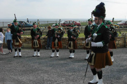 ie20030420-achill-easterparade-20-holdit-w