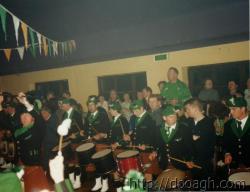 20000318-044-ie-achill-band_dance-hands_up-w