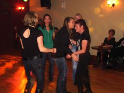 20070319-024-ie-achill-dooaghdance-ladies_on_the_floor-w