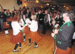 20070319-065-ie-achill-dooaghdance-dancing_girls-w