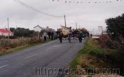 20000317-038-ie-achill-st_pats-coming_down_brae-w