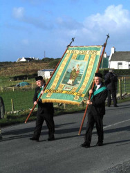 20040317-012-ie-achill-stpatricksday-flagbearers-w