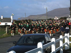20040317-014-ie-achill-stpatricksday-marchingon-w