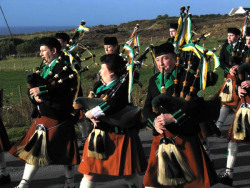 20040317-018-ie-achill-stpatricksday-keepplaying-w