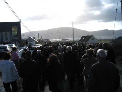 20040317-023-ie-achill-stpatricksday-fromthepack-w