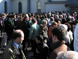 20040317-046-ie-achill-stpatricksday-yardcrowd2-w