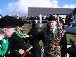 20040317-059-ie-achill-stpatricksday-pointoutthetie-w