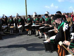 20040317-072-ie-achill-stpatricksday-stickupheaddown-w