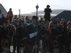 20040317-075-ie-achill-stpatricksday-staffgoesup-w