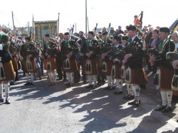 20040317-081-ie-achill-stpatricksday-backstothesun-w