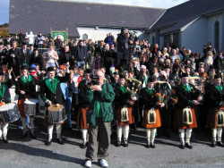 20040317-082-ie-achill-stpatricksday-lookingbackatyou-w