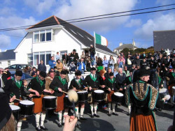 20040317-086-ie-achill-stpatricksday-drumon-w