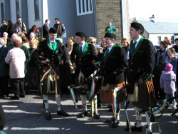 20040317-090-ie-achill-stpatricksday-loweredpipes-w