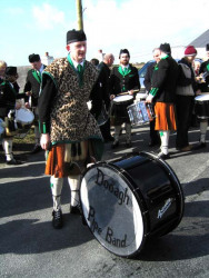 20040317-093-ie-achill-stpatricksday-bigdrumdown-w