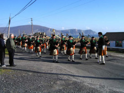 20040317-111-ie-achill-stpatricksday-pause-w