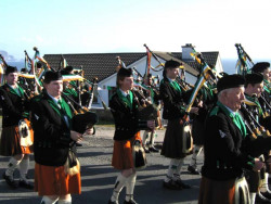 20040317-115-ie-achill-stpatricksday-inthemiddle-w