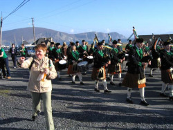 20040317-118-ie-achill-stpatricksday-pointing-w