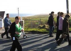 20040317-120-ie-achill-stpatricksday-crowdend-w