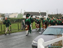 20050317-013-ie-achill-stpatricksday-marchtothechurch-w