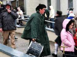 20070317-028-ie-achill-stpatsdayparade-shivering-w