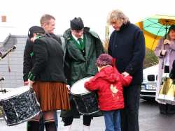 20070317-034-ie-achill-stpatsdayparade-examine_the_drum-w