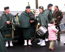 20070317-035-ie-achill-stpatsdayparade-chatting_and_waiting-w