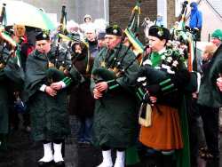 20070317-067-ie-achill-stpatsdayparade-black_mittens-w