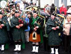 20070317-068-ie-achill-stpatsdayparade-maroon_bag-w