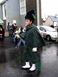 20070317-091-ie-achill-stpatsdayparade-standing_waiting-w