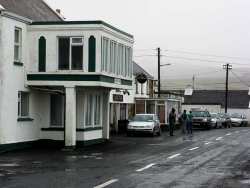 20070317-108-ie-achill-stpatsdayparade-waiting_for_the_band-w