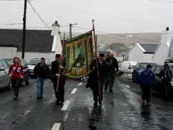 20070317-111-ie-achill-stpatsdayparade-struggle_against_the_wind-w