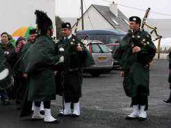 20070317-120-ie-achill-stpatsdayparade-talking_about_the_next_tune-w