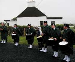 20070317-158-ie-achill-stpatsdayparade-lay_down_sticks-w