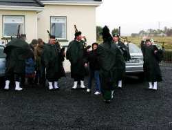 20070317-161-ie-achill-stpatsdayparade-giving_money-w