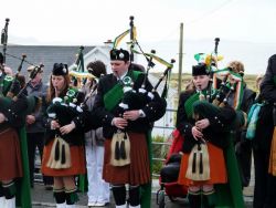 20110317103237-ie-achill-carolann-man_in_middle-w