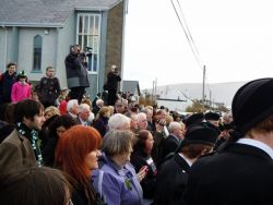 20110317103726-ie-achill-catherine-crowd-w